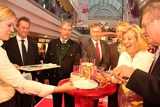 OB Christian Ude und Jutta Speidel schnitten die Geburtstagstore an in Beisein von Alexander Reissel, Stadtrat, Johannes Singhammer, MdB und dem neuen OEZ Center Manager Christoph von Oelhafen (&copy;Foto: Martin Schmitz)