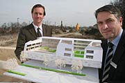Projektmanager Lars Jähnichen und Thorsten Müller, Leiter Öffentlichkeitsarbeit mfi stellten im Februar 2008 das Projekt Pasing Arcaden vor (Foto: martin Schmitz)