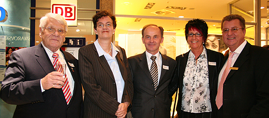 (v.l.n.r.) BA 16 Vorsitzender Klaus Bode, Bürgermeisterin Christine Strobl, ECE Bereichsleiter Josef Schüller, Frau Banner und pep-Centermanager Klaus Banner (Foto: Martin Schmitz)