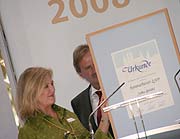 Verbunden mit der Auszeichnung ist natürlcih auch eine große Urkunde (Foto: Martin Schmitz)
