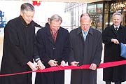 Am Mittwoch, 10.03.2004, durchschnitten MdL Hermann Memmel , die Investoren und Betreiber gemeinsam das rote Band (Foto: Martin Schmitz)