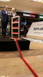  Ivica Pavusek, Centermanager Riem Arcaden und Volker Noack, Mitglied der Geschäftsführung Union Investment Real Estate GmbH bei der Eröffnung Erweiterungsbau der Riem Arcaden mit Domino Show am 26.03.2018 (©foto: Martin Schmitz)