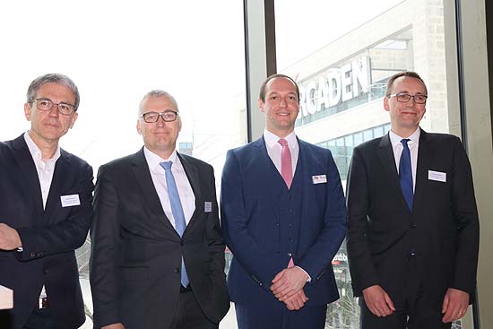 Univ.-Prof. Ludwig Wappner, Dipl.-Ing. Architekt und Stadtplaner, Volker Noack, Mitglied der Geschäftsführung Union Investment Real Estate GmbH, Ivica Pavusek, Centermanager Riem Arcaden, Andreas Hohlmann, Vorsitzender der Geschäftsleitung bei Unibail-Rodamco Germany, bei der Eröffnung Erweiterungsbau der Riem Arcaden am 26.03.2018 (©Foto. Martin Schmitz)