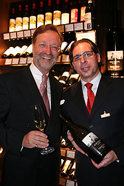 Dallmayr-Chef Georg Randlkofer (li.) und Wein-Chefeink&auml;ufer Olaf H&ouml;ntsch pr&auml;sentierten am 4.11.2008 ihre neue Wein- und Spirituosenabteilung (Fotop: Martin Schmitz)