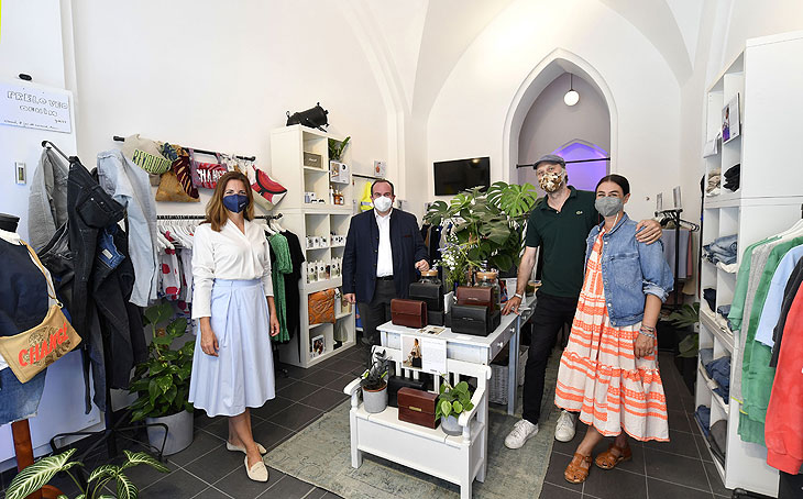 Kristina Frank (Kommunalreferentin), Clemens Baumgärtner (Referent für Arbeit und Wirtschaft), Florens Smend und Mirjam Smend („GREENSTYLE the store“) Foto (© LHM) 