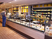 lange Käsetheke (©Foto: Marikka-Laila Maisel)