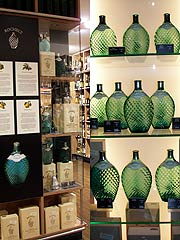 Edel-Schnäpse von Rochelt in traditionellen Tiroler Zangenflaschen (©Foto: Marikka-Laila Maisle)