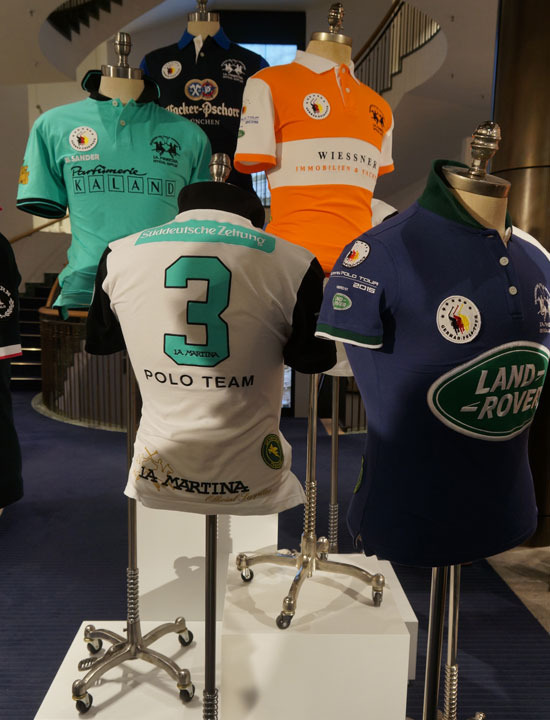 La Martina präsentiert, neben den Team Polos, auch die aktuelle Capsule Collection, die während der German Polo Tour bei dem Retail-Partner Hirmer zu kaufen ist. 