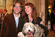 süß: Nelly der Hund, Percy Hoven und Sylvia Laubenbacher (Foto: Martin Schmitz)