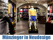 Sport Münzinger in neuem Design: Bayern Stürmer Miroslav Klose eröffnete am 15.03.2010 die neuen Flächen (Foto: Sport Mümnzinger)