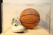 Das Sneaker Museum pr&auml;sentiert alte Exponante mitsamt Hintergrundgeschichte (&copy;Foto: Marikka-Laila Maisel)