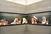 Das Sneaker Museum pr&auml;sentiert alte Exponante mitsamt Hintergrundgeschichte (&copy;Foto: Marikka-Laila Maisel)