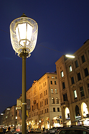 neu seit 2010: festliche Weihnachtsbeleuchtung in der Maximilianstr (Foto. Marikka-Laila Maisel, shops-muenchen.de)
