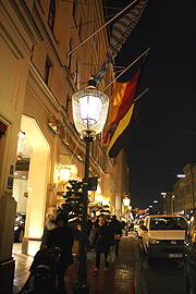 neu seit 2010: festliche Weihnachtsbeleuchtung in der Maximilianstr (Foto. Marikka-Laila Maisel, shops-muenchen.de)