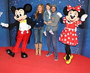 Doreen Dietel mit Tobias Guttenberg und Sohn Marow bei der VIP-Eröffnung des Disney Stores München (©Foto. Martin Schmitz)