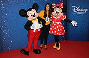 Micky und Minnie Maus kamen zur VIP-Eröffnung des Disney Stores in die Neuhauser Straße, hier mit Bettina Zimmermann (©Foto. Martin Schmitz)