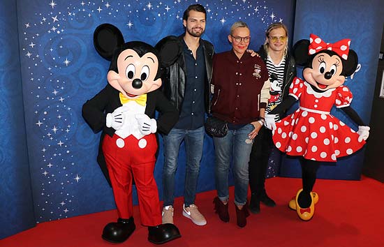 Disney Fan Natascha Ochsenknecht mit ihren Söhnen Jimi Blue (r.) und Wilson Gonzales (r.)  beim VIP-Opening des Disney Stores in München  (©Foto: Martin Schmitz)