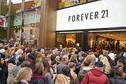 Riesenandrang beim Opening von Forever 21 am 10.10.2013 (ªFoto:Martin Schmitz)
