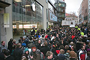 Tausende kamen zum Opening des ersten Apple Retail Store in München (Foto: Martin Schmitz)