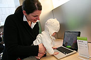das MacBook: kein Problem für die kleine Marie(Foto: Martin Schmitz)