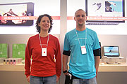 Der Farbcode: rotes T-Shirt = Concierge, hellblaues T-Shirt kennzeichnet die Berater (Foto: Marikka-Laila Maisel)