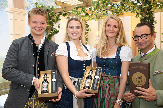  Stephan Lindner, die Bayr. Bierk&ouml;nigin Sabine-Anna Ullrich, Fabienne Buholzer,  und Fridich GF Stephan Lindner  (&copy;Foto: Martin Schmitz)