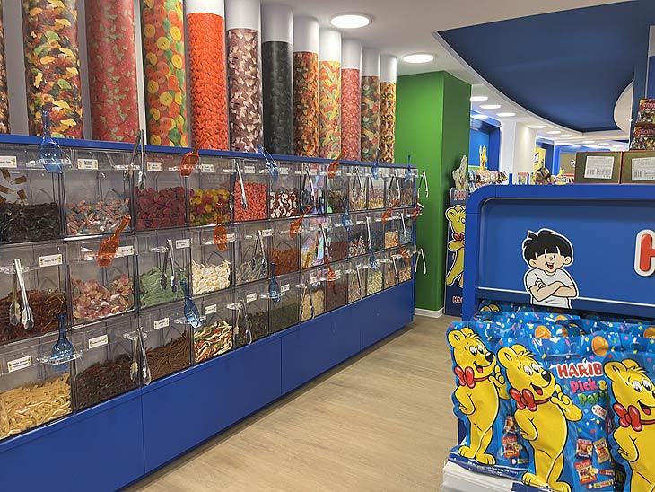 der neue HARIBO Shop München bietet neben einer Riesenauswahl an Haribo Produkten auch eine große Candy-Bar zum Zusammenstellen einer eigenen Mischung (©Foto. Martin Schmitz)