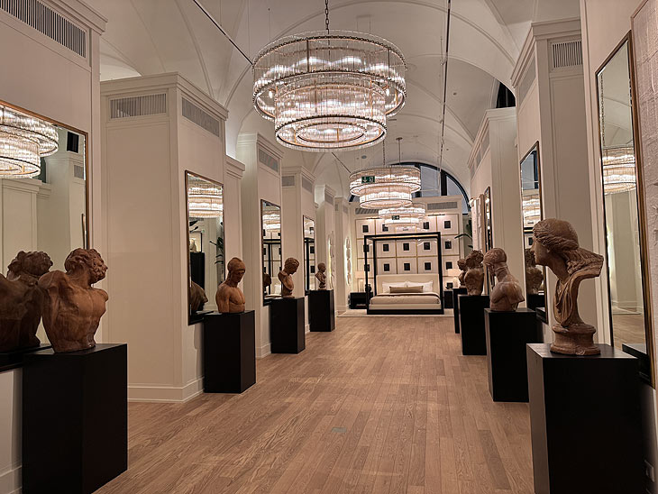 RH The Gallery Store er&ouml;ffnete am 30.11.2023 in M&uuml;nchen in der Hofstatt, Sendlinger Stra&szlig;e 08 (@Foto: Martin Schmitz)