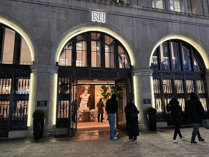 Neu: RH The Gallery Store er&ouml;ffnete am 30.11.2023 in M&uuml;nchen  in der Hofstatt, Sendlinger Stra&szlig;e 08 (@Foto: Martin Schmitz)