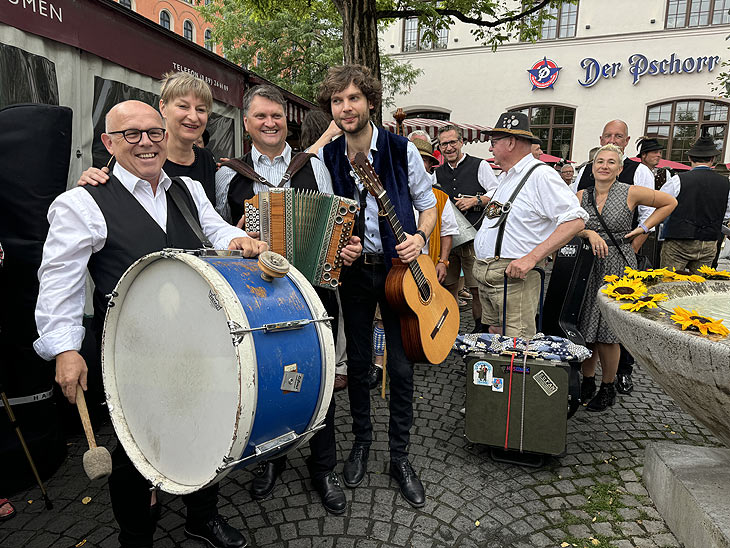 Brunnenfest 2022 auf dem Viktualienmarkt am 05. August 2022 (&copy;foto: Martin Schmitz)