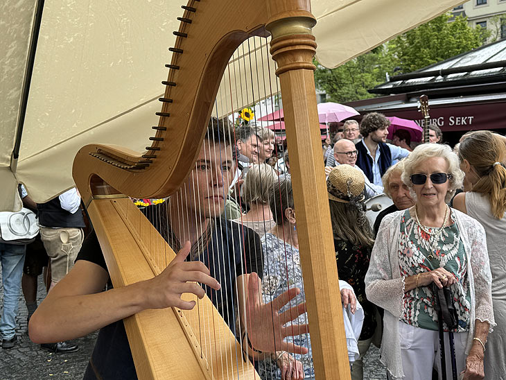 Brunnenfest 2024 auf dem Viktualienmarkt am 02. August 2024 (&copy;foto: Martin Schmitz)