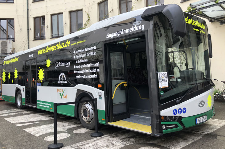 Gemeinsame Initiative von Kustermann und deintestbus.de: Neuer Testbus für Schnelltests am Münchner Viktualienmarkt  (©Foto: Martin Schmitz)
