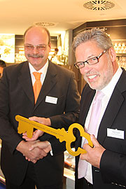Der Nordsee Aufsichtsratsvorsitzende Heienr Kamps (re.) übergab am 2.12.2009 symbolisch den Schlüssel an Filialleiter Frank Gemmecke