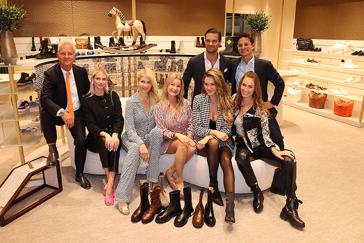 Gastgeber: Thomas Tretter mit Söhnen Luca Tretter und Gregor Tretter (Alle Drei Geschäftsführer bei THOMAS-Schuhe), Darya Strelnikova, Natascha Grün, Barbara Osthoff, Julia Haupt, Radsportlerin Denise Schindler / Eröffnungsfeier des neuen THOMAS-Flagshipstores in München am 01.09.2022 (©Foto: Martin Schmitz)