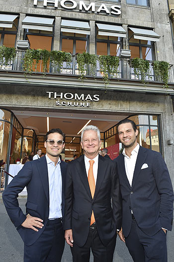 Luca Tretter und Gregor Tretter (THOMAS-Schuhe) und Vater Thomas Tretter / Eröffnungsfeier des neuen THOMAS-Flagshipstores in München am 01.09.2022 / Foto: BrauerPhotos / G.Nitschke für THOMAS-Schuhe 