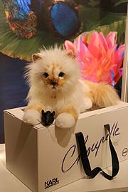 war schnell vergriffen: die limitierte 499 &euro; Katze Choupette by Karl Lagerfeld samt magnetischer Ledermaus in der exklusiven Steiff Sammlerwelt im 1. Stock des neuen Steiff Flagship Store M&uuml;nchen in der Briennerstra&szlig;e (&copy;Foto: Martin Schmitz)