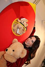 Moderatorin Alexandra Polzin mit B&ouml;renrakete beim Opening des Steiff Flagship Stors am 5.12.2017 (&copy;Foto. Martin Schmitz)