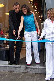Stefan Laban, Nike Director of Retail, durchschneidet das blaue Band zur Eröffnung (Foto: Martin Schmitz)