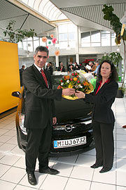 Häusler Geschäftsführer Peter Müller überreichte am 10.04.2008 das 750.000ste in seinem Untenehmen verkaufte Fahrzeug an Nadja Fuckner aus Fürstenfeldbruck  (Foto: MartiN Schmitz)