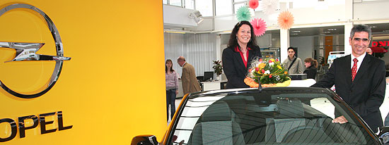 Häusler Geschäftsführer Peter Müller überreichte am 10.04.2008 das 750.000ste in seinem Unternehmen verkaufte Fahrzeug an Nadja Fuckner aus Fürstenfeldbruck (Foto: MartiN Schmitz)