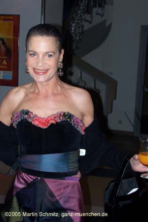 051122aida_premiere02