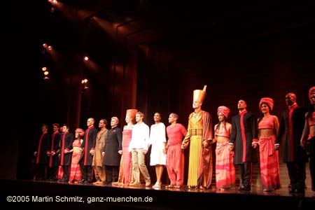 051122aida_premiere30