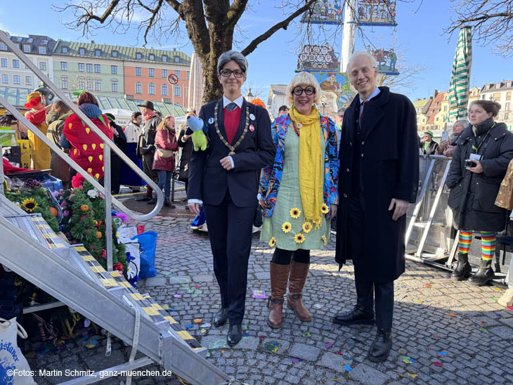 Begrüssung der Besucher durch den 2.Bürgermeister DominiKrause (verkleidet als Edmund Stoiber), 3.Bürgermeisterin Verena Dietl (verkleidet als Grünen-Politikerin Claudia Roth) und die Kommunalreferentin (und Viktualienmarktchefin) Kristina Frank (kostümiert als Alt-Oberbürgermeister Hans-Jochen Vogel) beim Tanz der Marktweiber auf dem Viktualienmarkt 13.02.2024 (©Foto: Martin Schmitz)