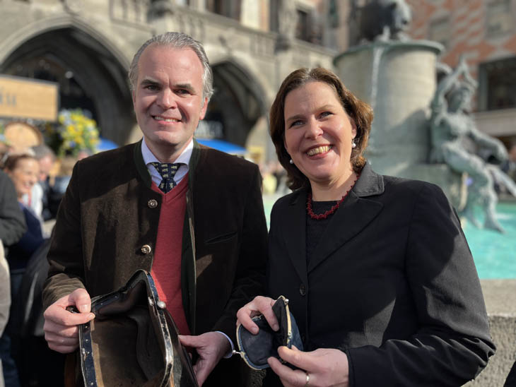 Münchens 3.Bürgermeisterin Verena Dietl, Stadtkämmerer Christoph Frey beim Geldbeutel waschen am Fischbrunnen vor dem Rathaus am 22.02.2023: Impressionen Geldbeutel auswaschen am Fischbrunnen, Aschermittwoch 22.02.2023 / 230222fischbrunnen024 ©Foto: Martin Schmitz 