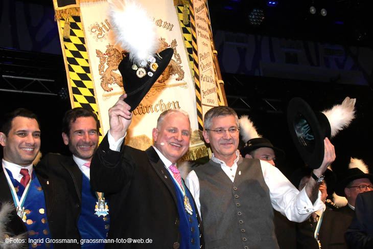 Ehrenfilser 2024 wurde FC Bayern München Herbert Hainer, hier mit Filserpräsident und Paulaner Nockherberg Wirt Christian Schottenhamel