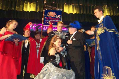 Fasching 2004: Inthronisation des Würmesia Prinzenpaares. Krönung der Faschingsprinzessin durch Willi Heide 04wuermesia_a_0012paar