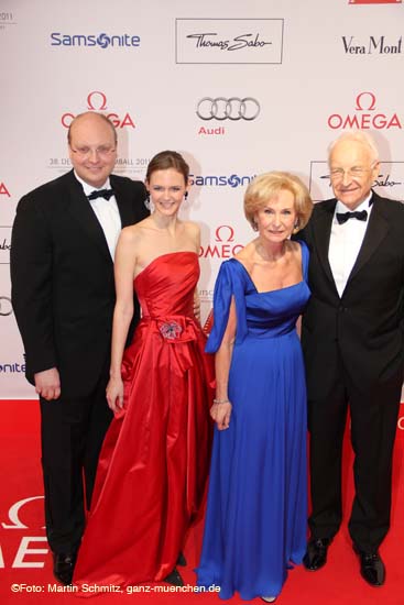 Ex-Ministerpräsident  Edmund Stoiber mit seiner Familie: Frau Karin, Sohn Dominic Stoiber und Frau Melanie @ Deutscher Filmball 2011 @ München 15.01.2011, ©Foto: Martin Schmitz / 110115filmball2011_255  -  