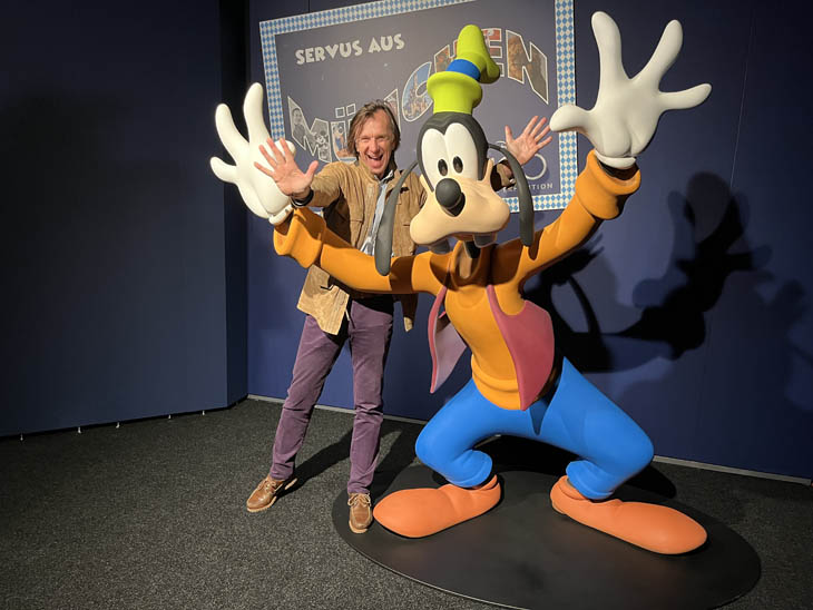 Antenne Bayern Moderator Wolfgang Leikermoser - Impressionen Red Carpet "Disney 100- Die Ausstellung" am 17.04.2023 / 230417disney100-036 ©Foto: Martin Schmitz 