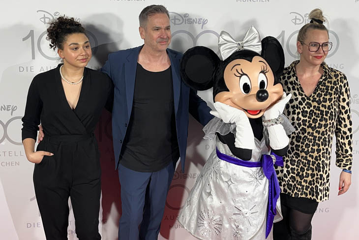 Schauspieler Manou Lubowski mit Tochter Beija sowie Freundin Lara von Stumberg, Impressionen Red Carpet "Disney 100- Die Ausstellung" am 17.04.2023 / 230417disney100-044 ©Fotos: Martin Schmitz 