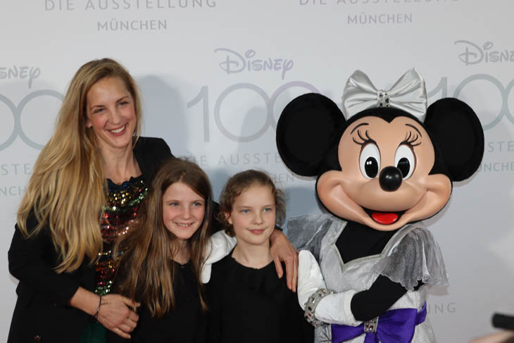 Caro Matzko mit ihren Töchtern - Impressionen Red Carpet "Disney 100- Die Ausstellung" am 17.04.2023 / 230417disney100-050 ©Foto: Martin Schmitz 